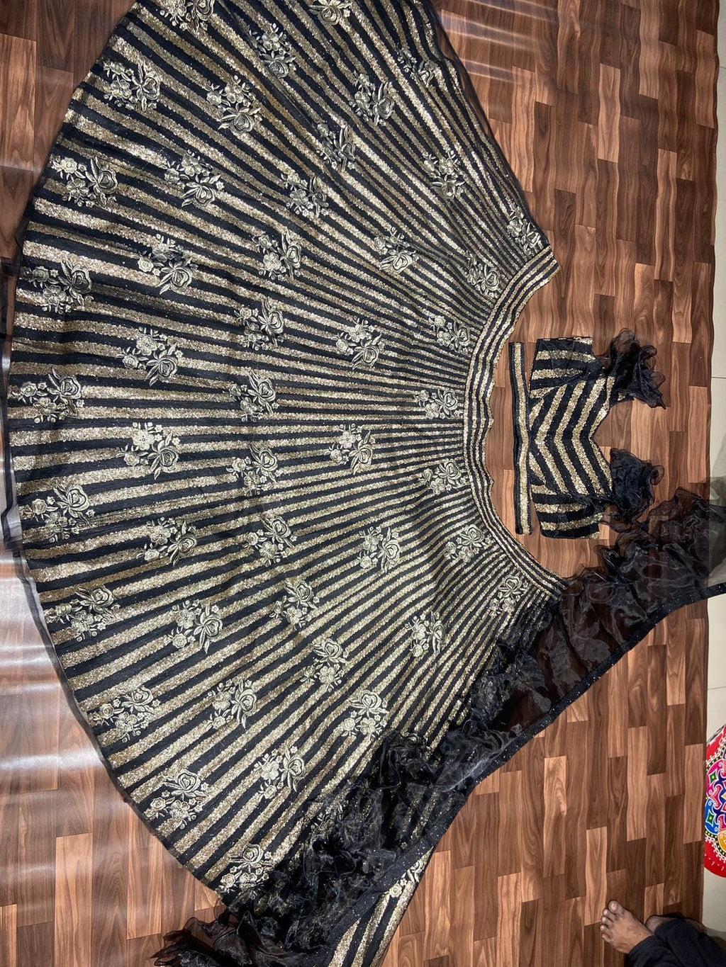 पार्टी वियर डिज़ाइनर लहंगा चोली हैवी सीक्वेंस वर्क के साथ