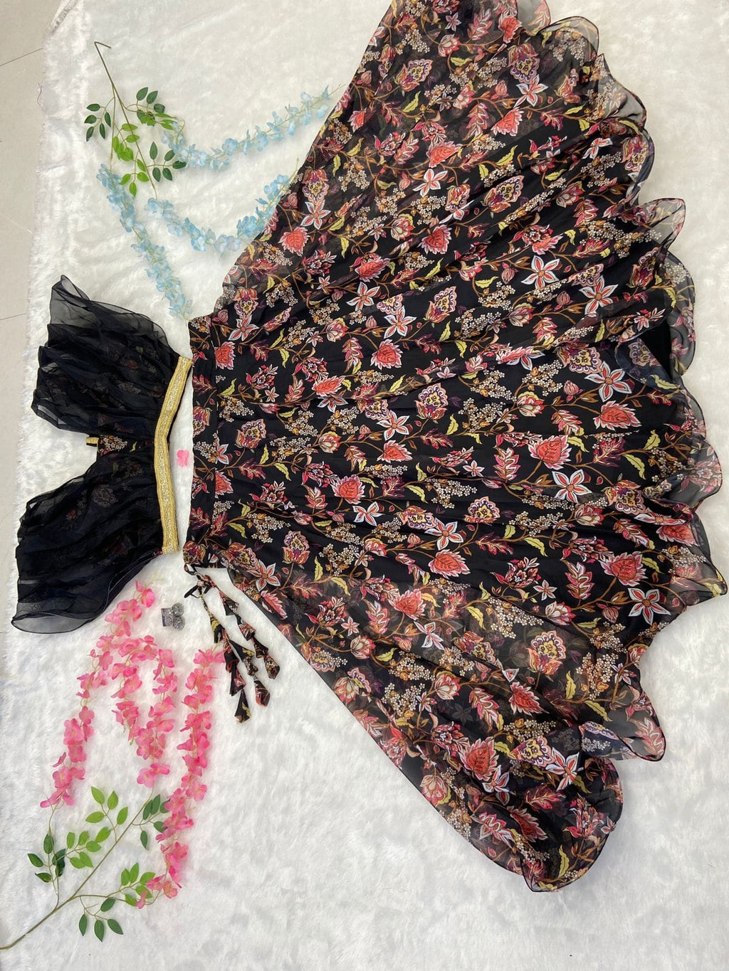 पार्टी वियर खूबसूरत प्रिंट के साथ खूबसूरत लहंगा चोली