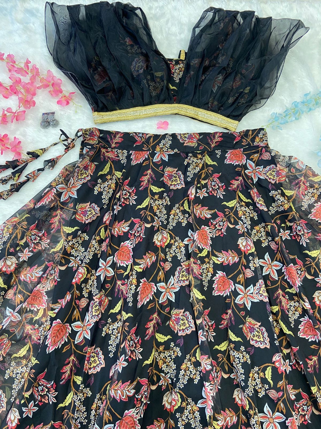 पार्टी वियर खूबसूरत प्रिंट के साथ खूबसूरत लहंगा चोली