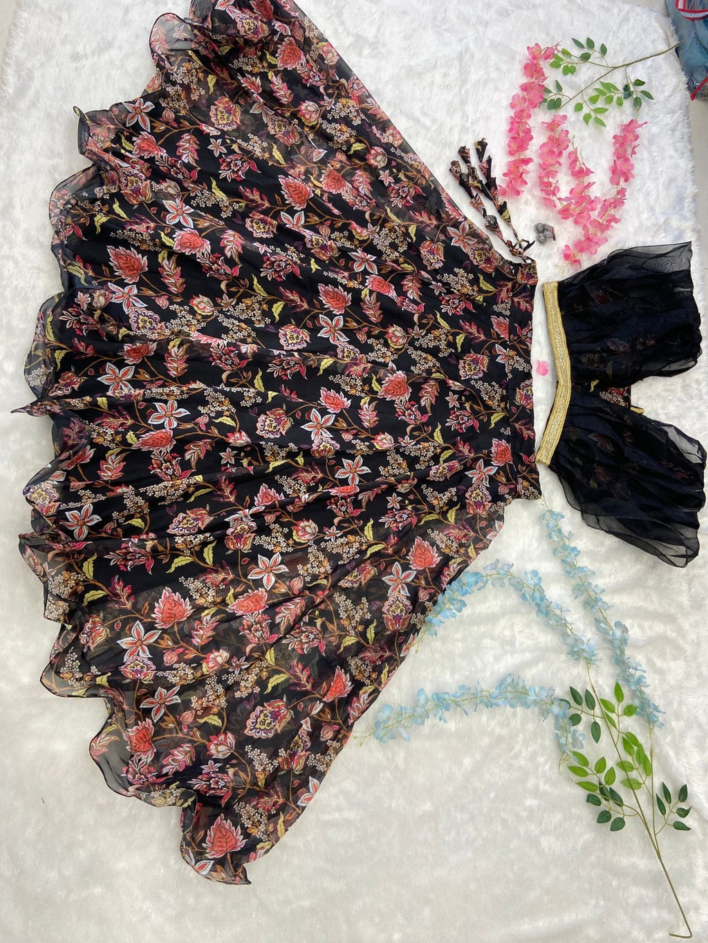 पार्टी वियर खूबसूरत प्रिंट के साथ खूबसूरत लहंगा चोली