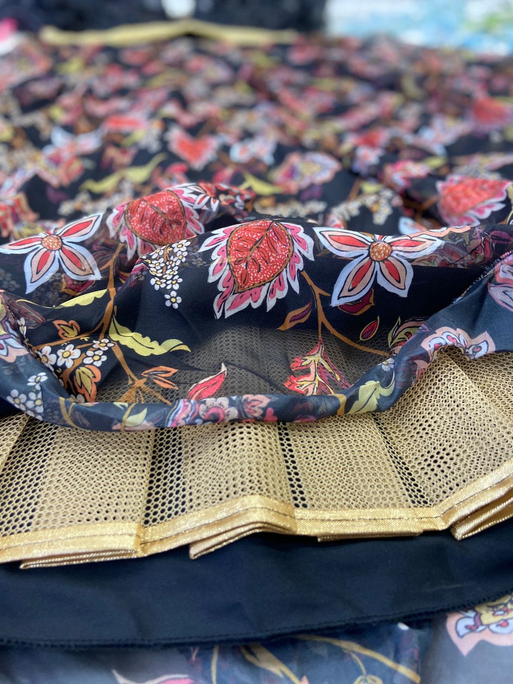 पार्टी वियर खूबसूरत प्रिंट के साथ खूबसूरत लहंगा चोली