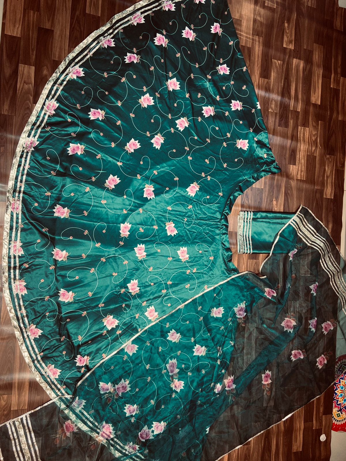 सुंदर डिजिटल प्रिंट के साथ डिज़ाइनर लहंगा चोली