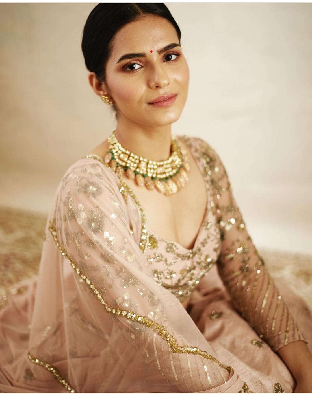 सुंदर कढ़ाई के साथ डिजाइनर पार्टी वियर लहंगा चोली