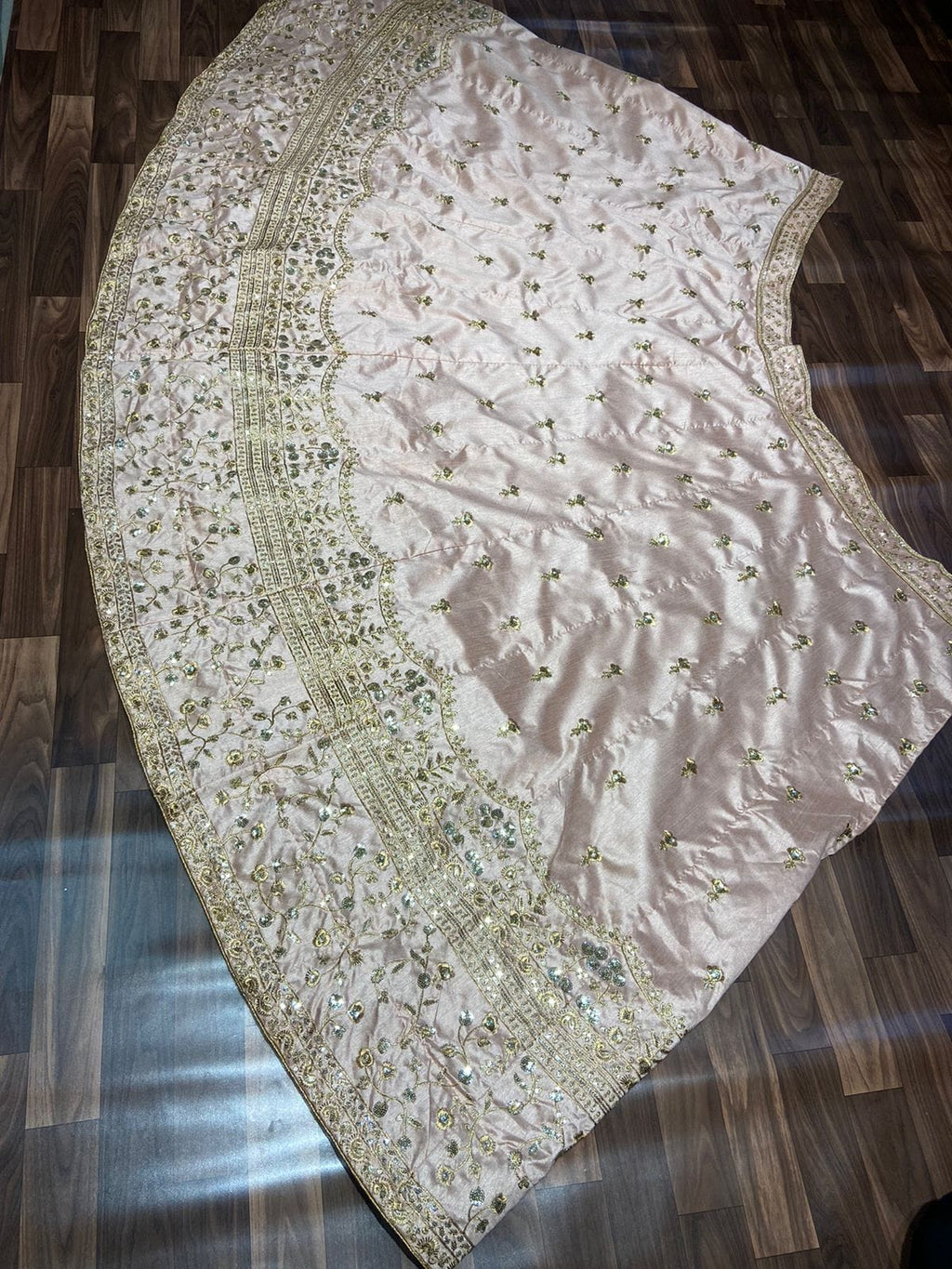 सुंदर कढ़ाई के साथ डिजाइनर पार्टी वियर लहंगा चोली