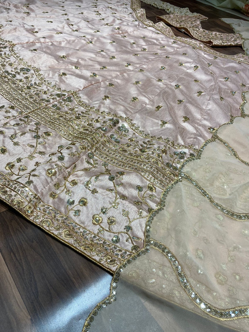 सुंदर कढ़ाई के साथ डिजाइनर पार्टी वियर लहंगा चोली