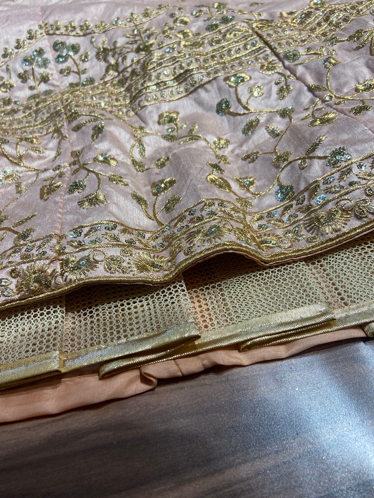 सुंदर कढ़ाई के साथ डिजाइनर पार्टी वियर लहंगा चोली