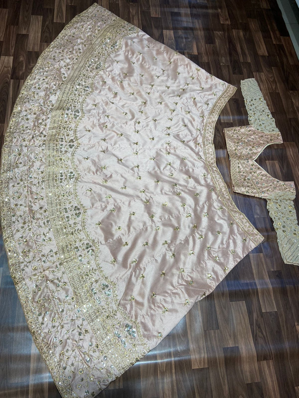 सुंदर कढ़ाई के साथ डिजाइनर पार्टी वियर लहंगा चोली