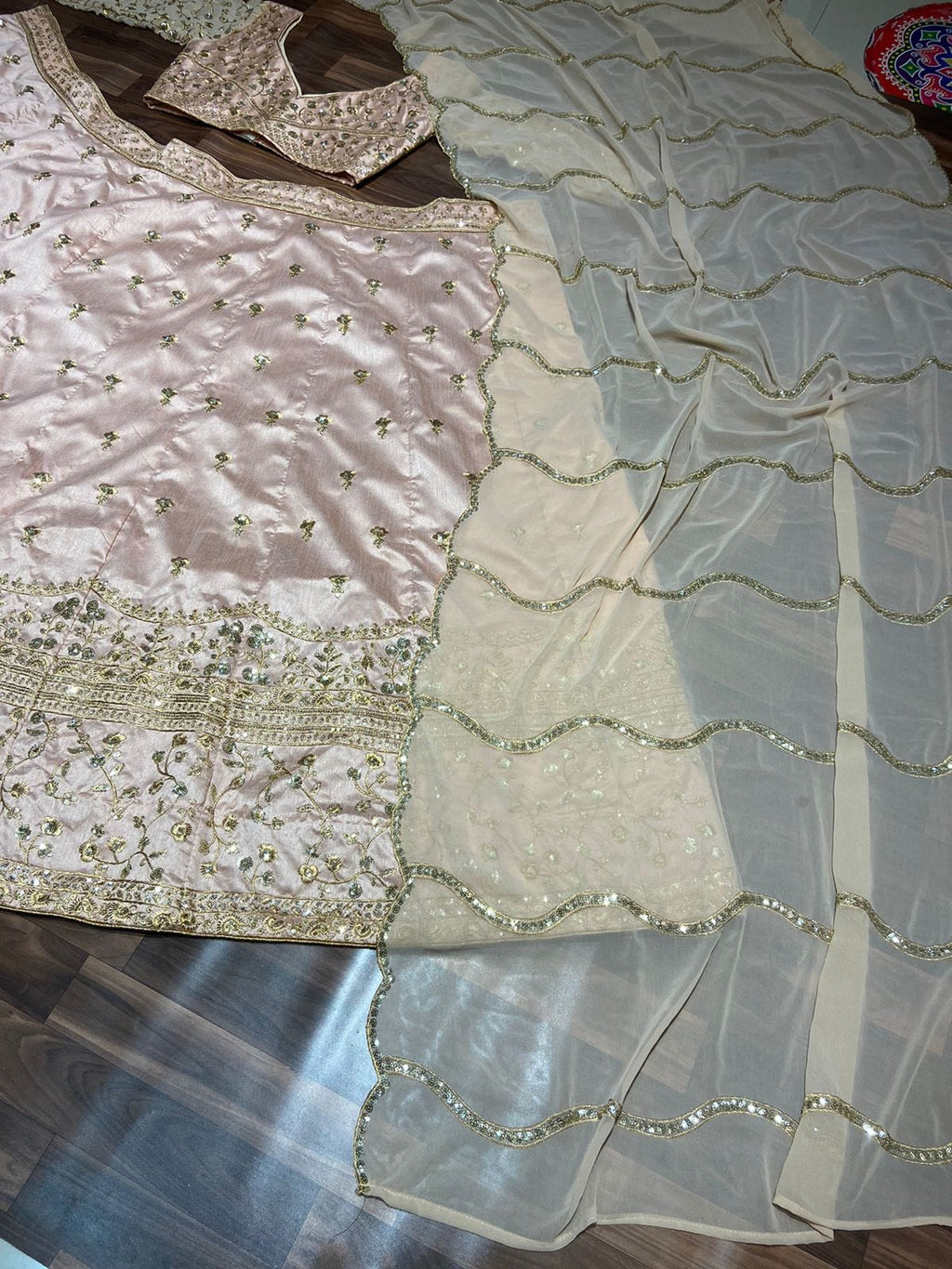 सुंदर कढ़ाई के साथ डिजाइनर पार्टी वियर लहंगा चोली