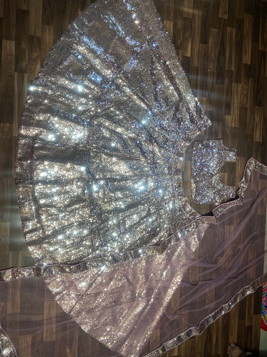 पार्टी वियर सुंदर लहंगा चोली हैवी सीक्वेंस वर्क के साथ