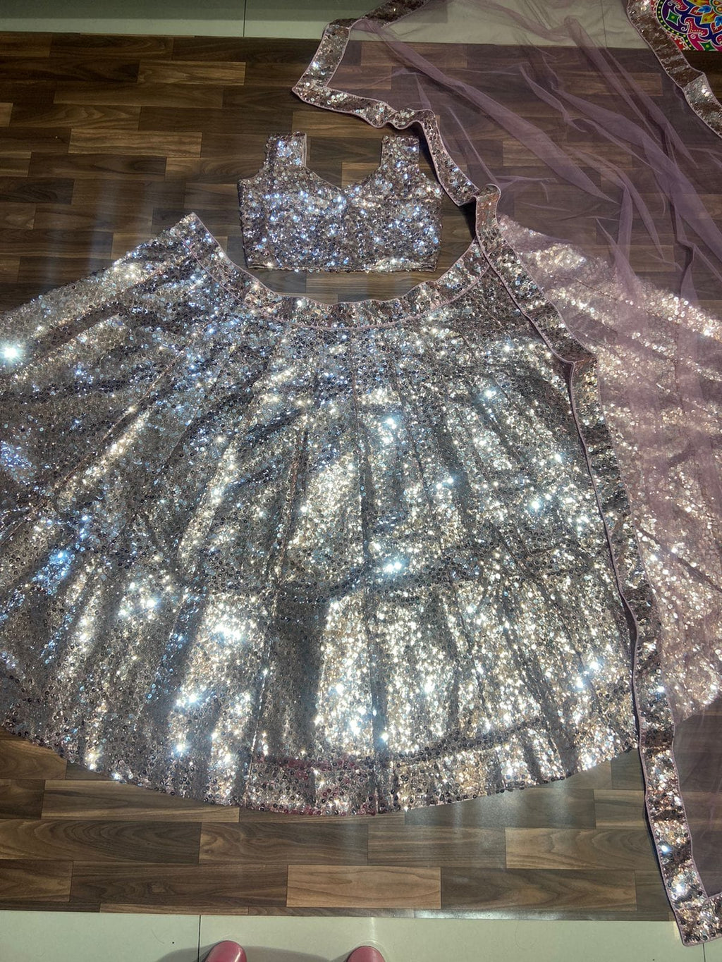 पार्टी वियर सुंदर लहंगा चोली हैवी सीक्वेंस वर्क के साथ