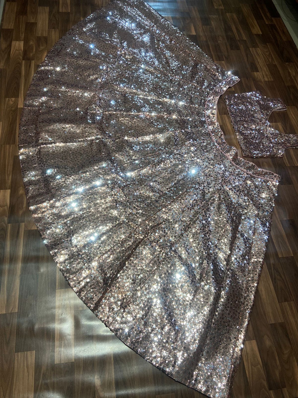 पार्टी वियर सुंदर लहंगा चोली हैवी सीक्वेंस वर्क के साथ