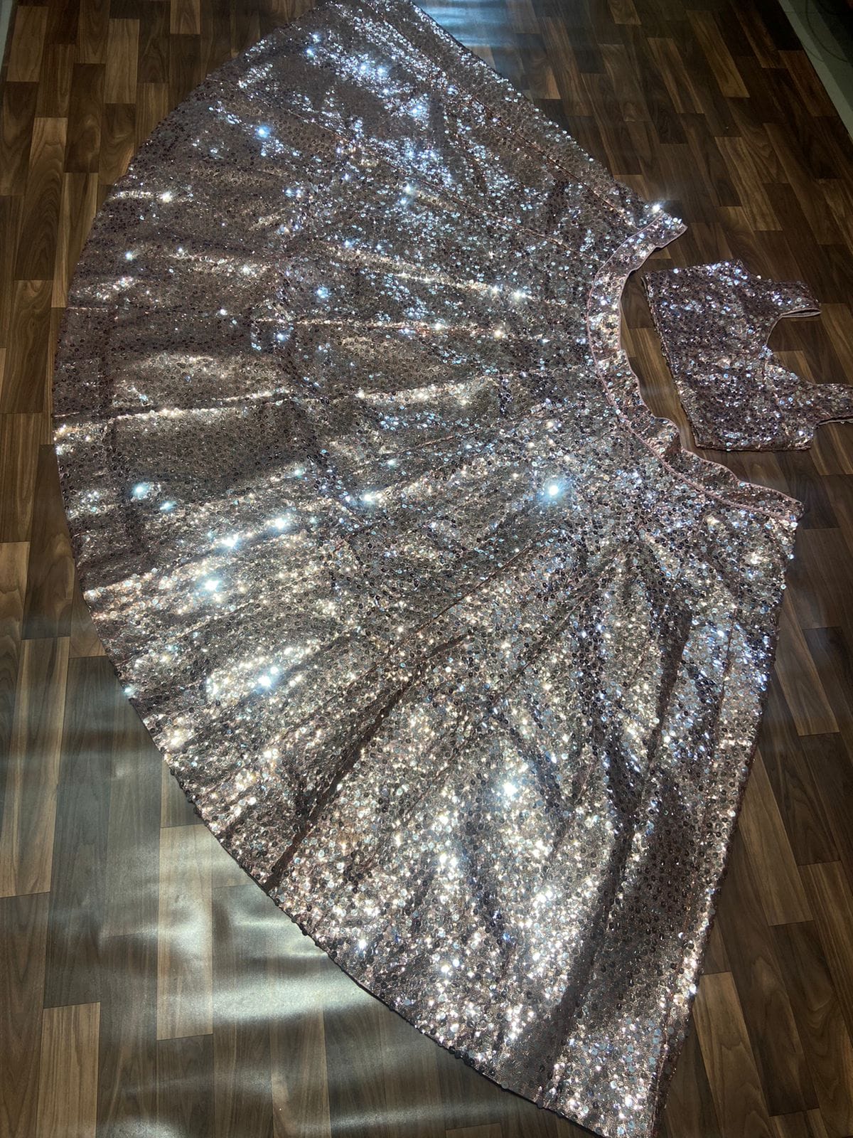 पार्टी वियर सुंदर लहंगा चोली हैवी सीक्वेंस वर्क के साथ