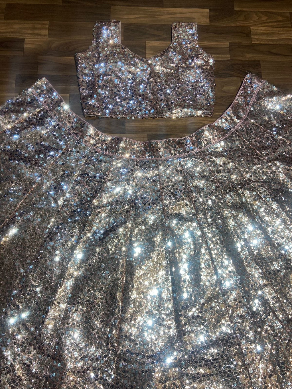 पार्टी वियर सुंदर लहंगा चोली हैवी सीक्वेंस वर्क के साथ