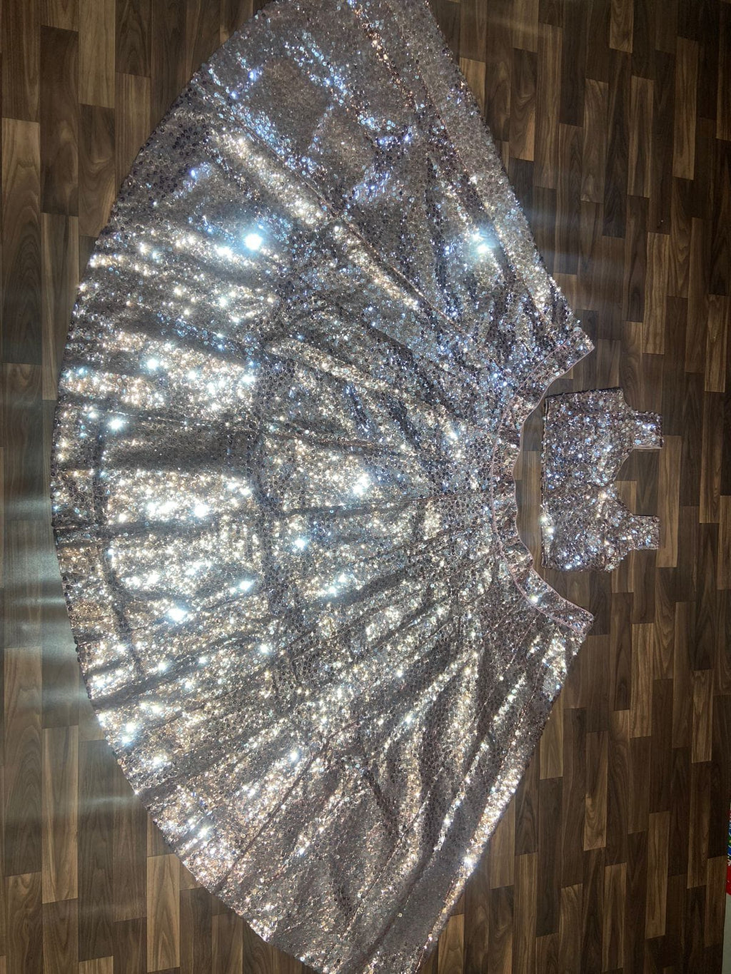 पार्टी वियर सुंदर लहंगा चोली हैवी सीक्वेंस वर्क के साथ