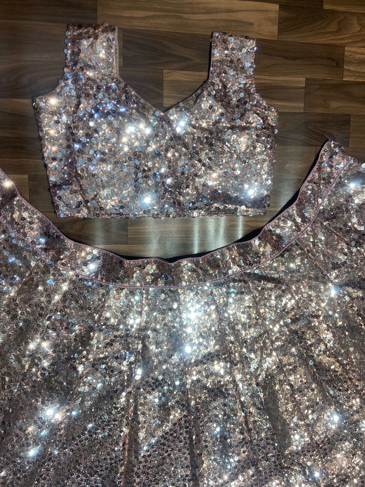 पार्टी वियर सुंदर लहंगा चोली हैवी सीक्वेंस वर्क के साथ