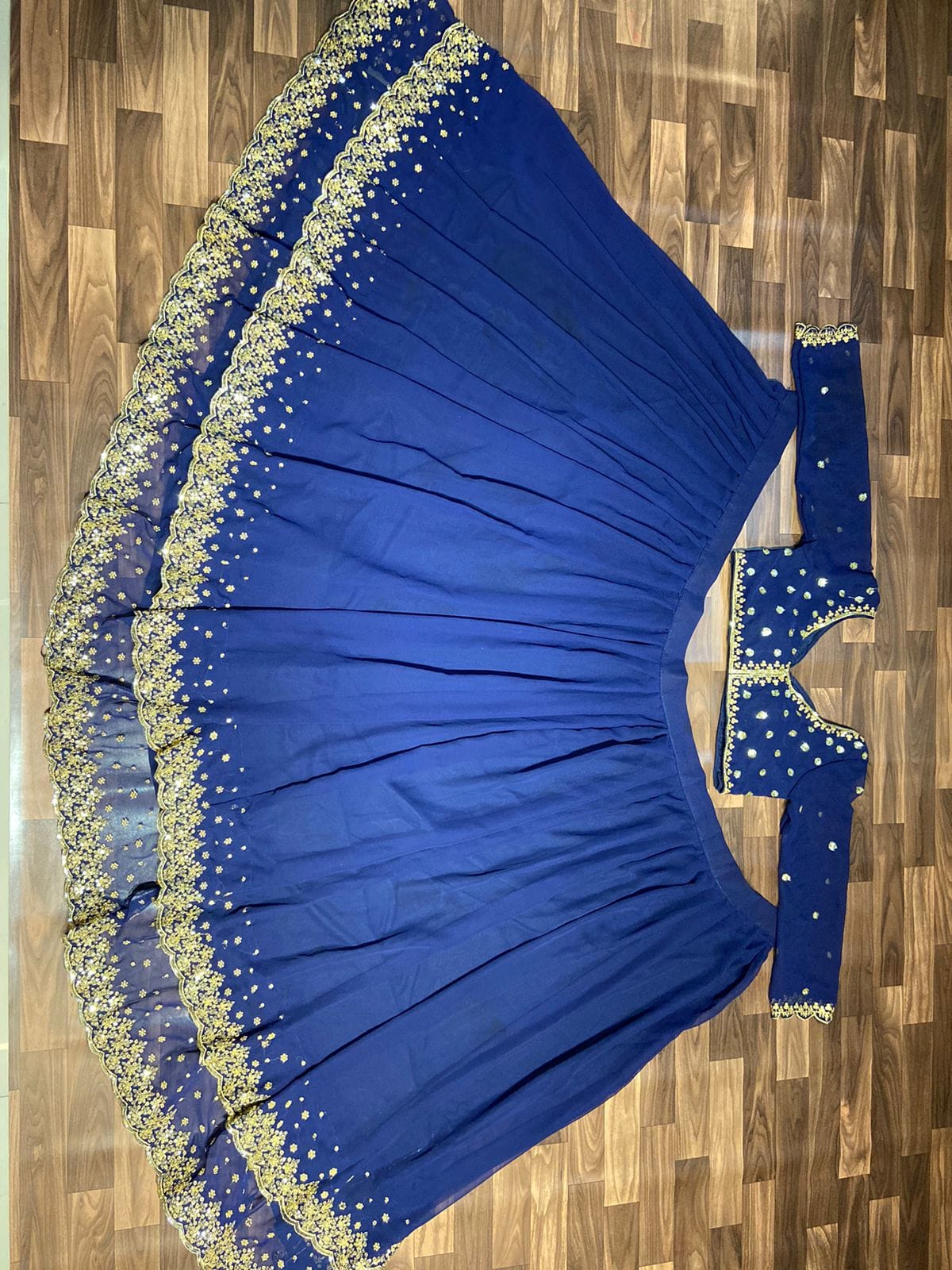 खूबसूरत कढ़ाई के साथ पार्टी वियर लहंगा चोली