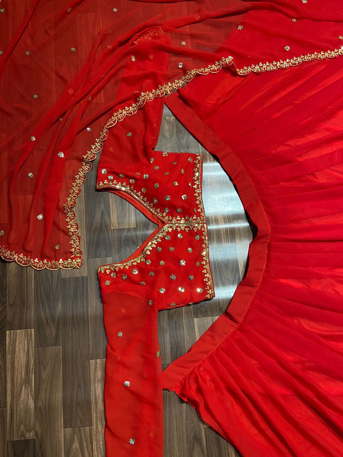 खूबसूरत कढ़ाई के साथ पार्टी वियर लहंगा चोली