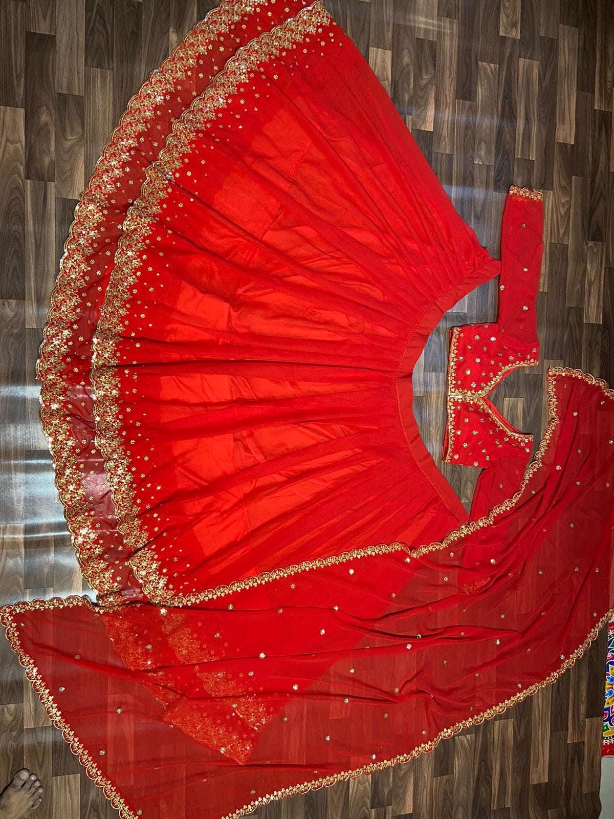 खूबसूरत कढ़ाई के साथ पार्टी वियर लहंगा चोली