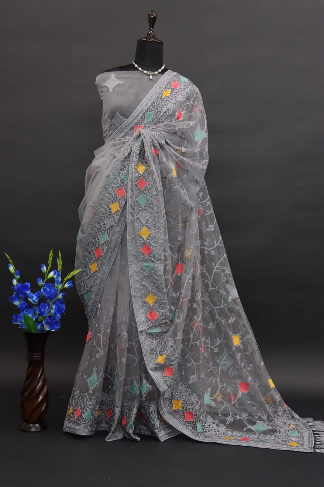 बहुरंगी धागे और ज़री कढ़ाई के काम वाली डिज़ाइनर साड़ी