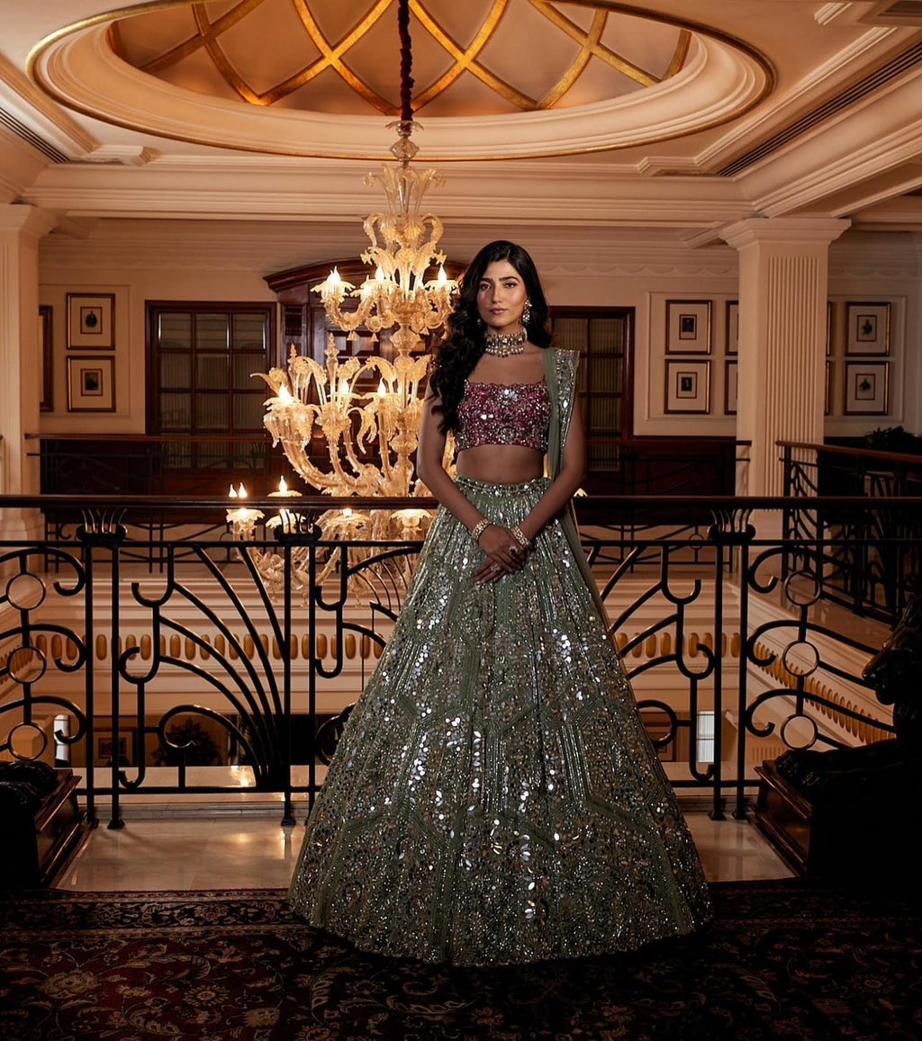 सुंदर कढ़ाई के साथ डिज़ाइनर लहंगा चोली