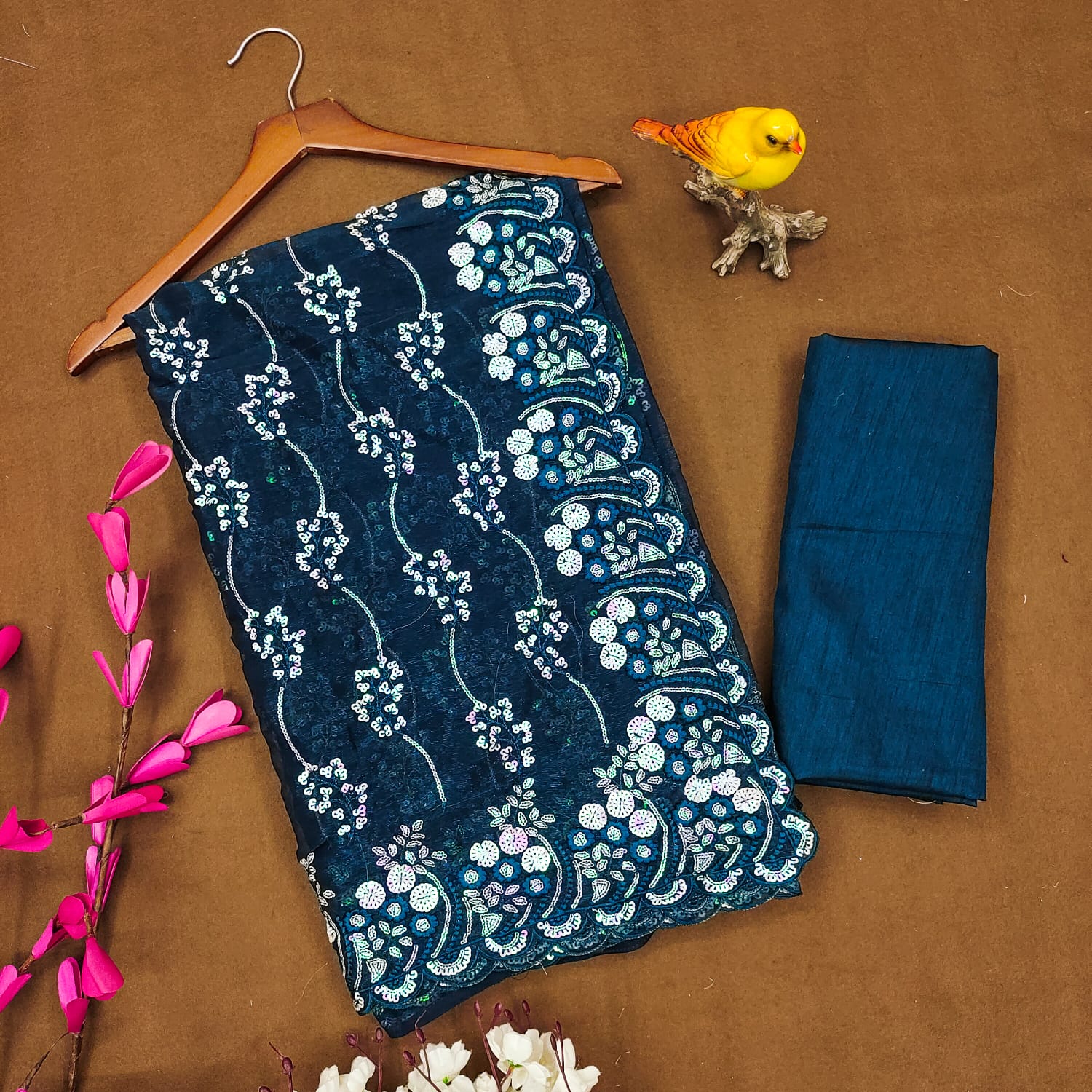 डिज़ाइनर सीक्वेंस एम्ब्रॉयडरी वर्क वाली पार्टी वियर साड़ी