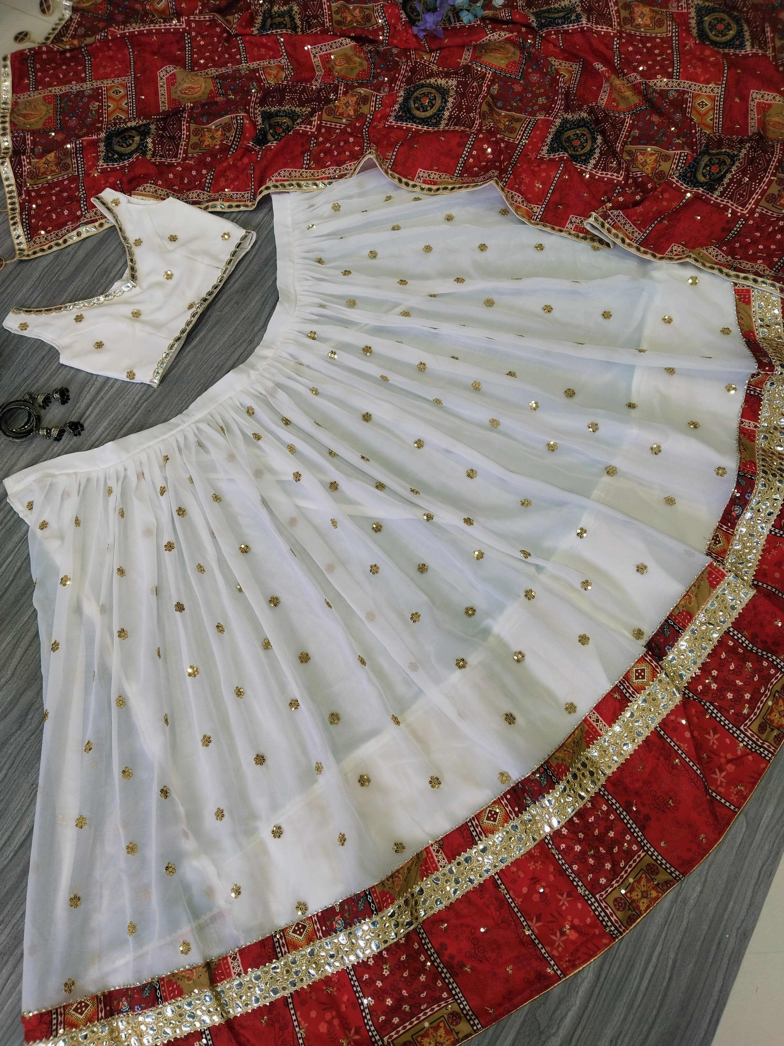 डिज़ाइनर पार्टी वियर नवरात्रि लहंगा चोली और खूबसूरत दुपट्टा