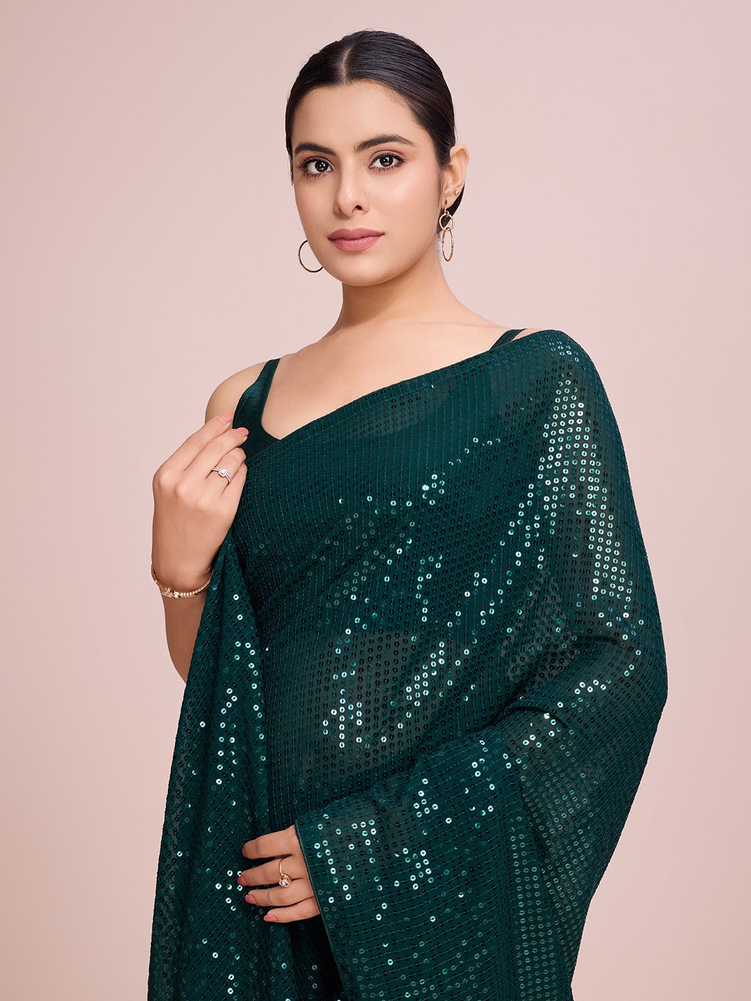 फैबज़ोनफैबइंडिया द्वारा सीक्वेंस वर्क वाली पार्टी वियर डिज़ाइनर साड़ी