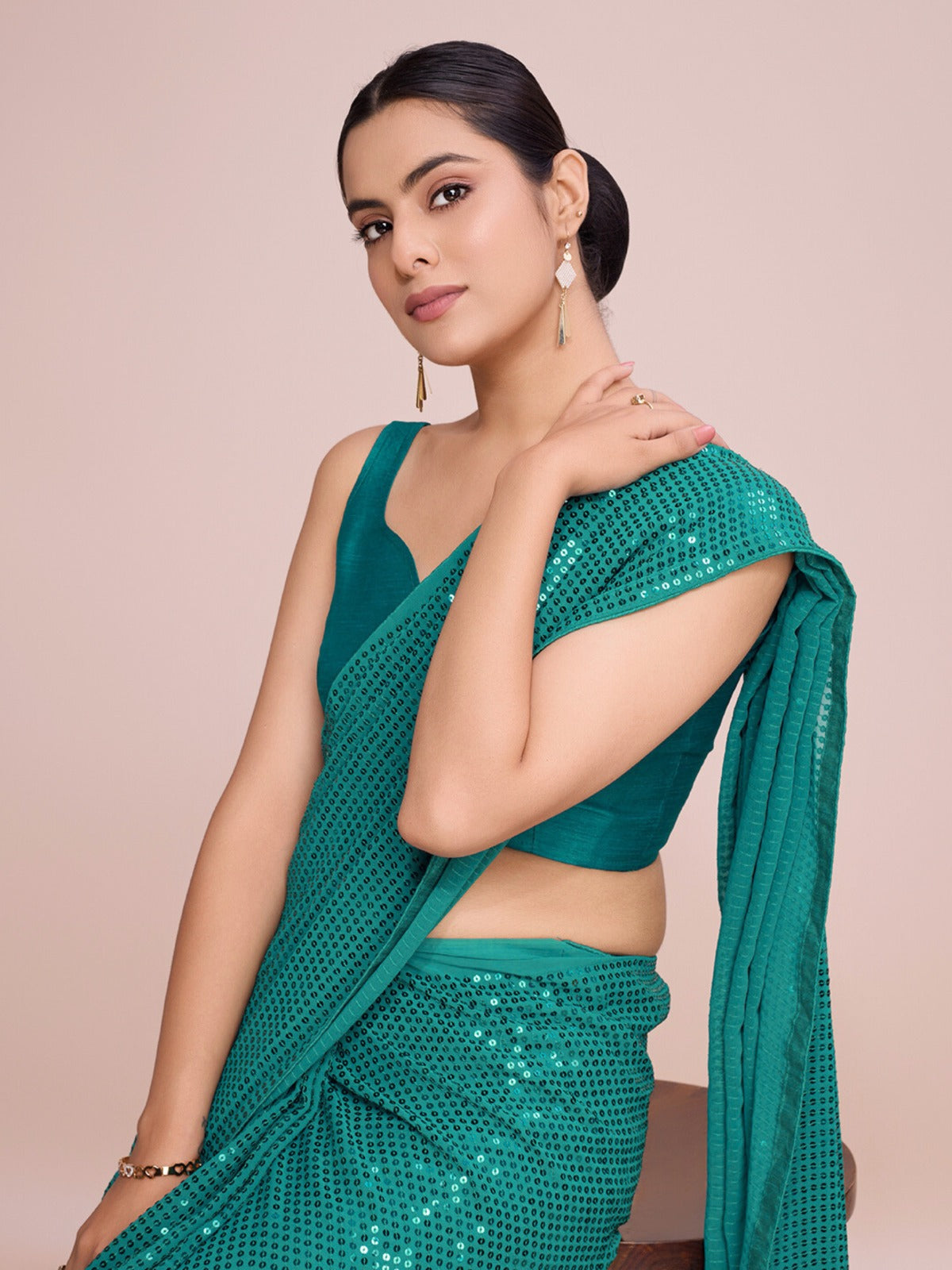 फैबज़ोनफैबइंडिया द्वारा सीक्वेंस वर्क वाली पार्टी वियर डिज़ाइनर साड़ी