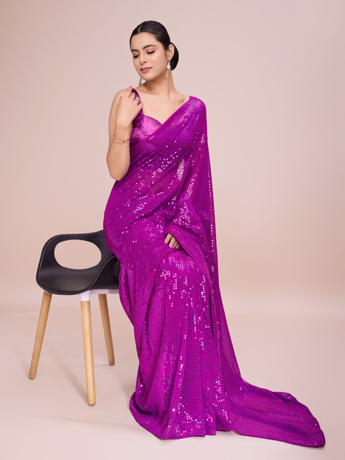 फैबज़ोनफैबइंडिया द्वारा सीक्वेंस वर्क वाली पार्टी वियर डिज़ाइनर साड़ी