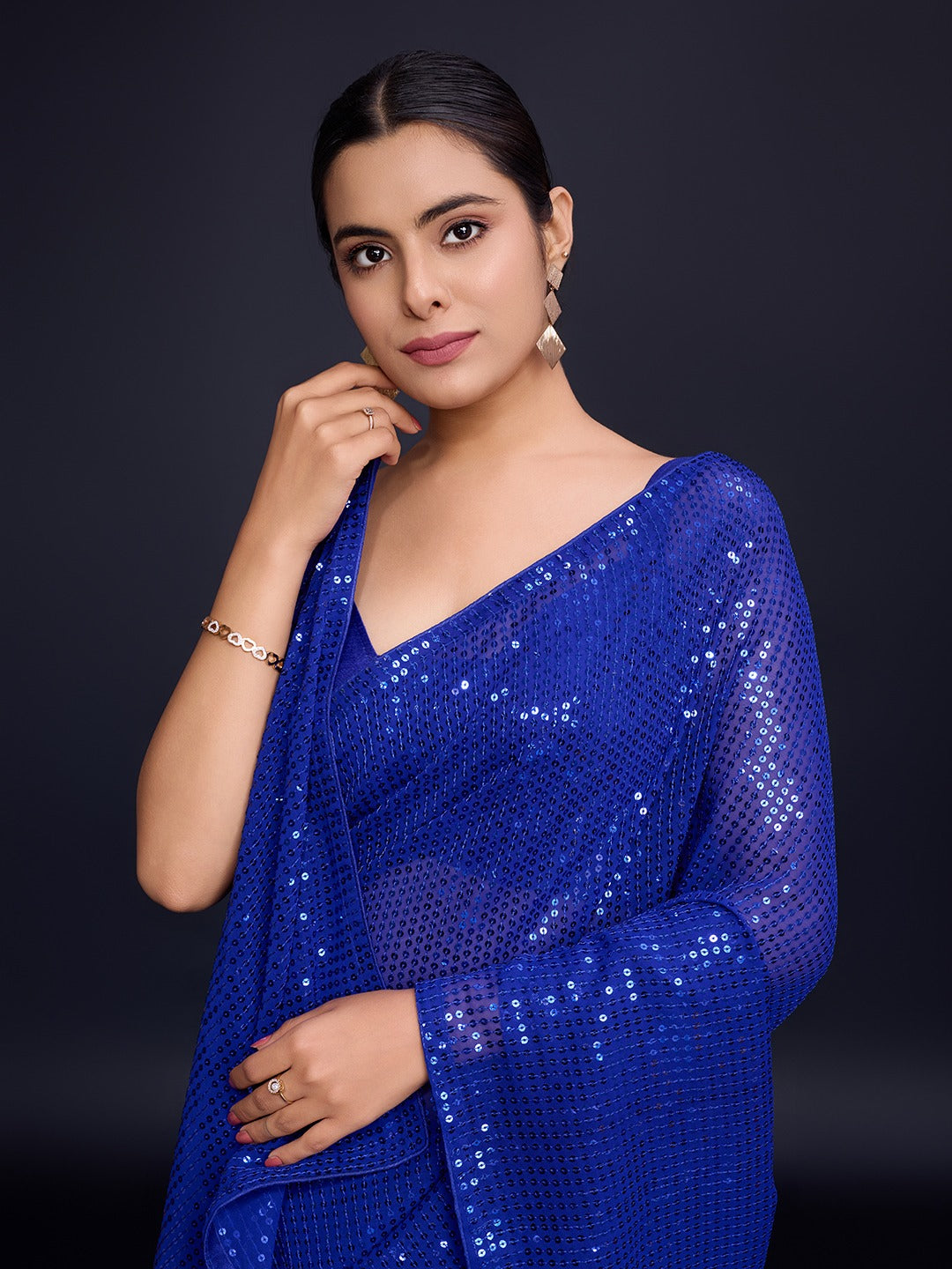 फैबज़ोनफैबइंडिया द्वारा सीक्वेंस वर्क वाली पार्टी वियर डिज़ाइनर साड़ी