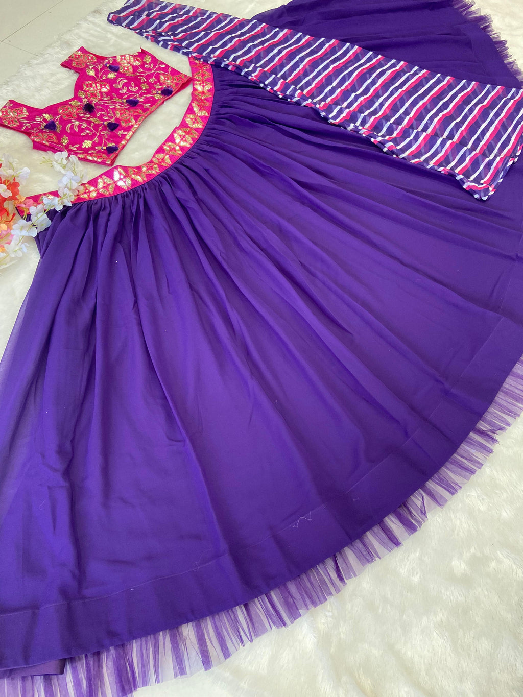 सुंदर फ़ॉइल मिरर वर्क के साथ डिज़ाइनर पार्टी वियर लहंगा ब्लाउज और कोटी