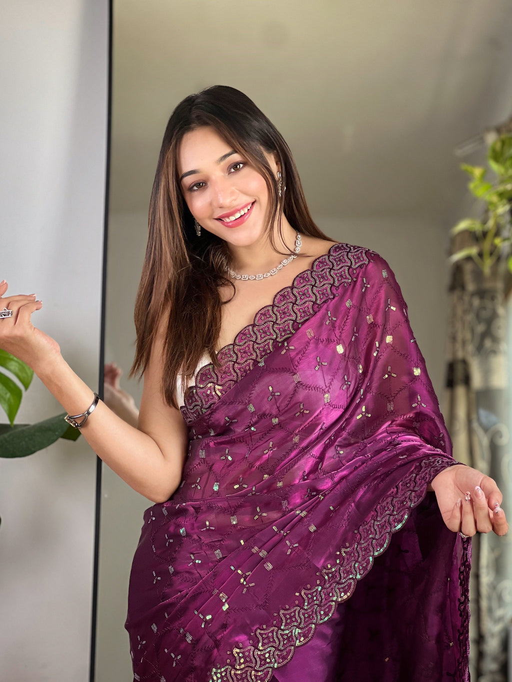 कढ़ाई, सेक्विन और धागे के काम वाली डिज़ाइनर साड़ी