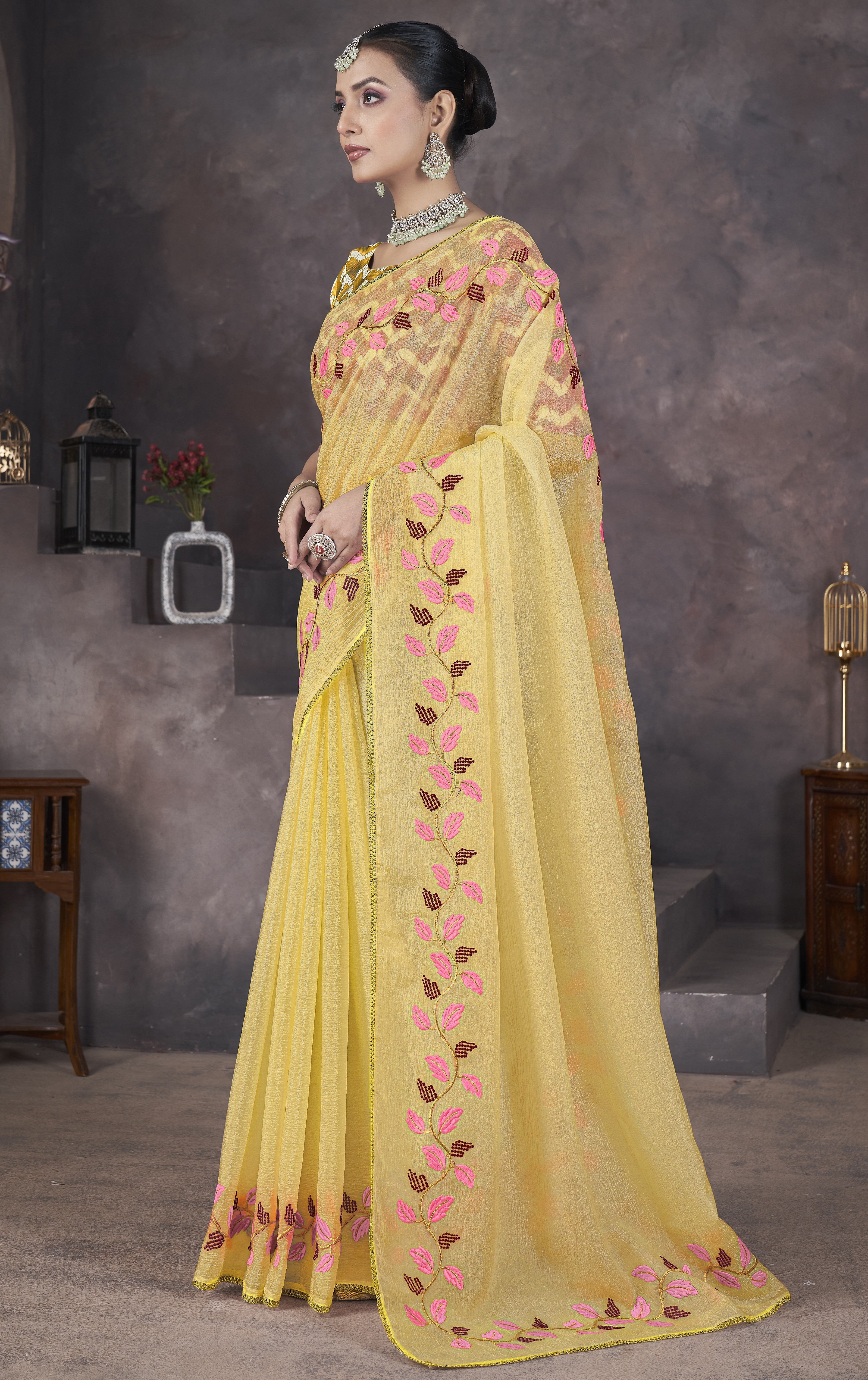 सुंदर धागे की कढ़ाई के साथ डिजाइनर साड़ी