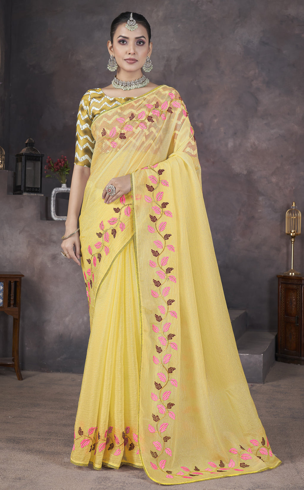 सुंदर धागे की कढ़ाई के साथ डिजाइनर साड़ी