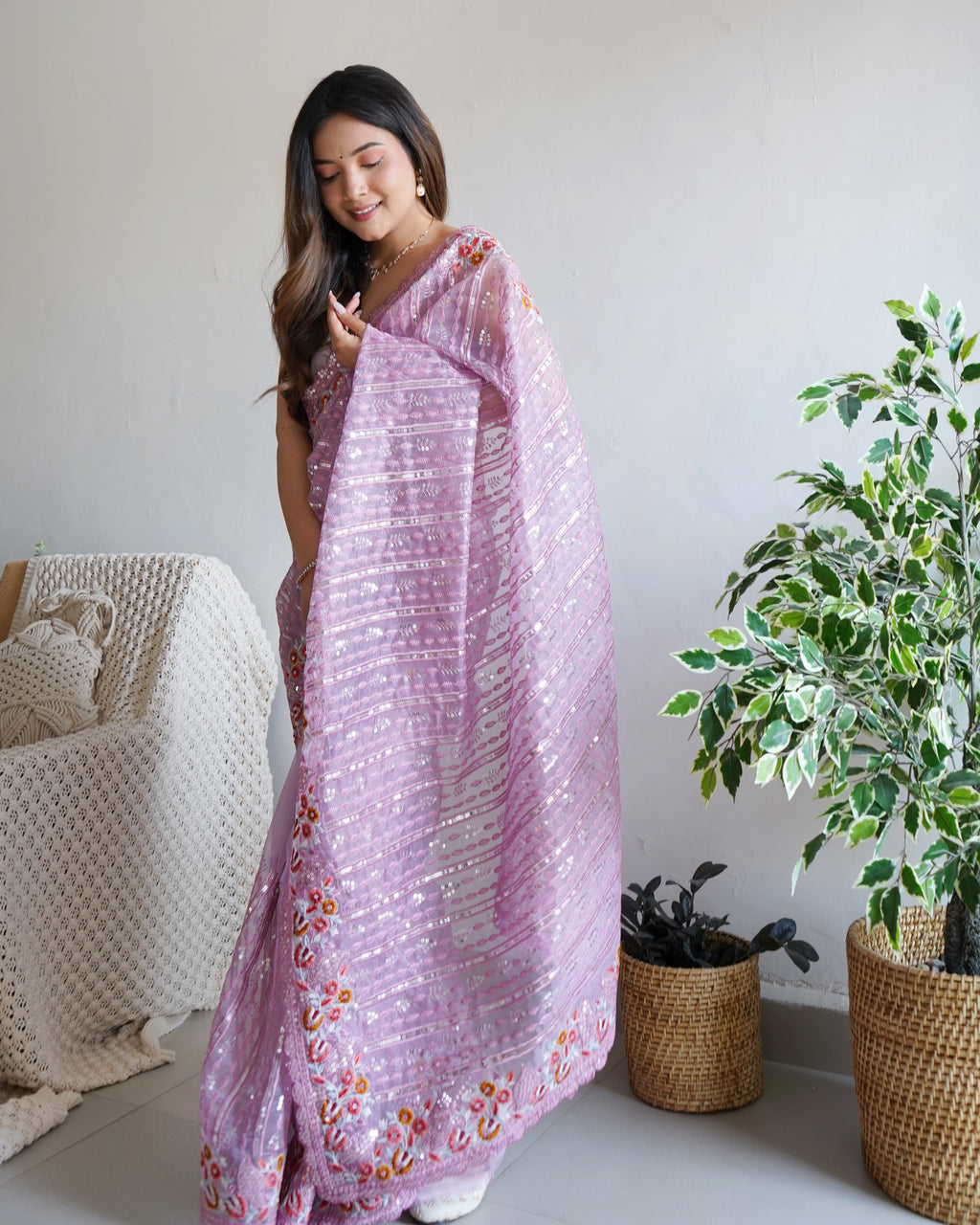 मल्टी थ्रेड और सीक्वेंस एम्ब्रॉयडरी वर्क वाली पार्टी वियर साड़ी