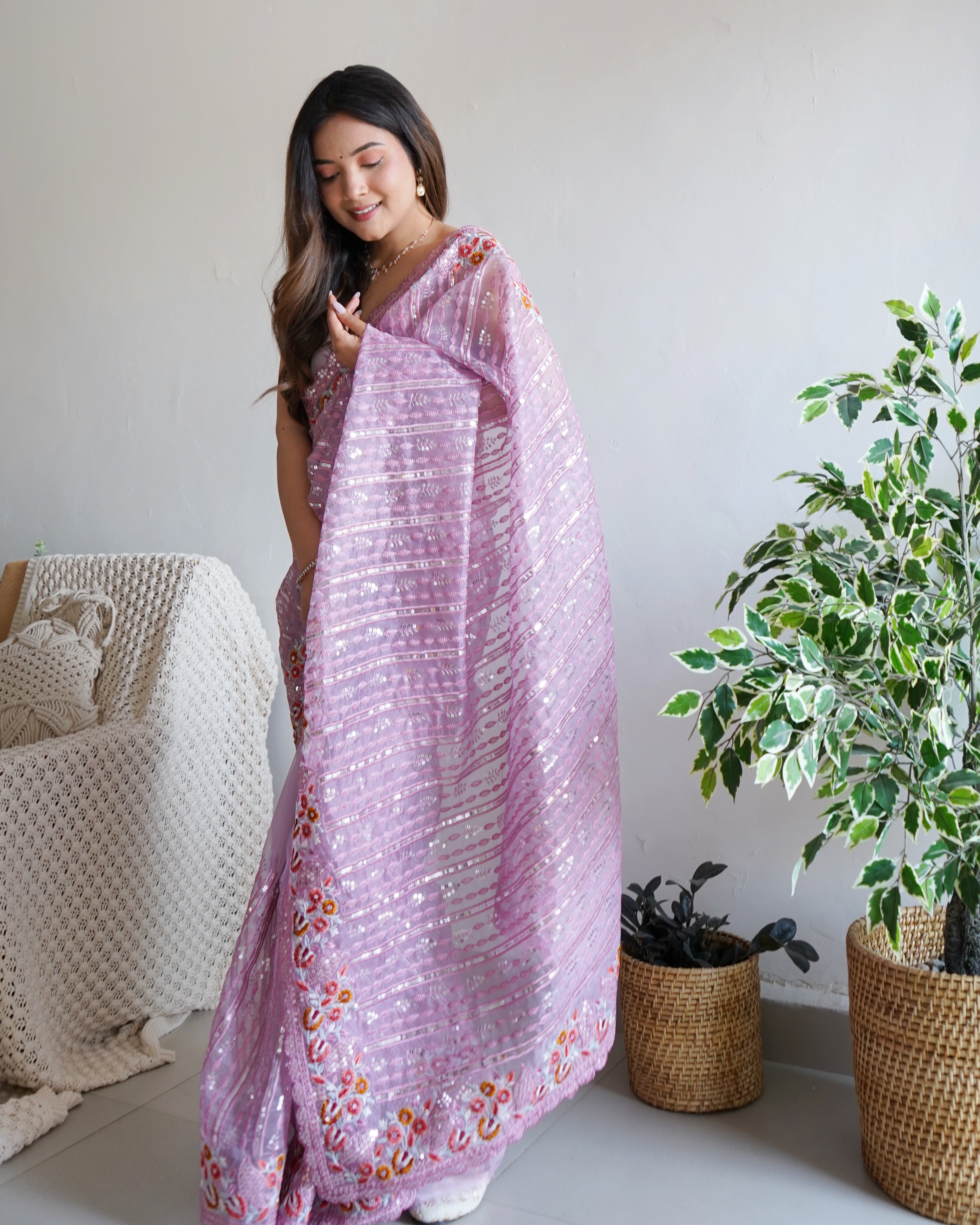 मल्टी थ्रेड और सीक्वेंस एम्ब्रॉयडरी वर्क वाली पार्टी वियर साड़ी