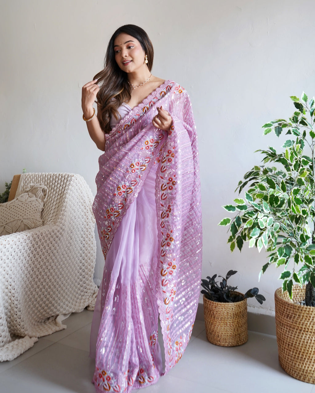 मल्टी थ्रेड और सीक्वेंस एम्ब्रॉयडरी वर्क वाली पार्टी वियर साड़ी