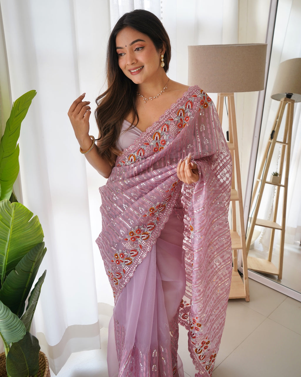 मल्टी थ्रेड और सीक्वेंस एम्ब्रॉयडरी वर्क वाली पार्टी वियर साड़ी