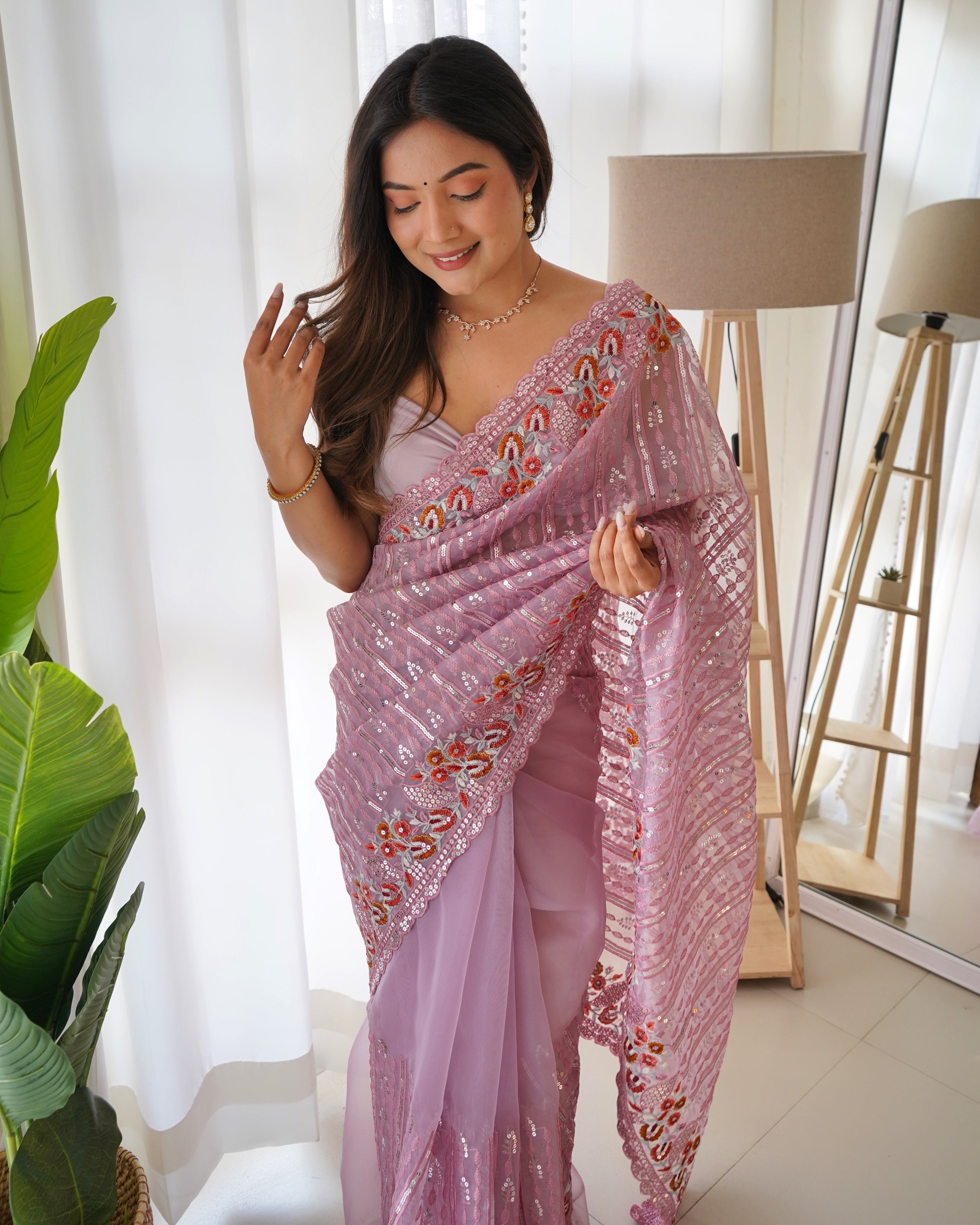 मल्टी थ्रेड और सीक्वेंस एम्ब्रॉयडरी वर्क वाली पार्टी वियर साड़ी