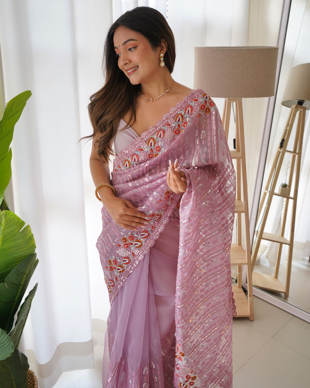 मल्टी थ्रेड और सीक्वेंस एम्ब्रॉयडरी वर्क वाली पार्टी वियर साड़ी