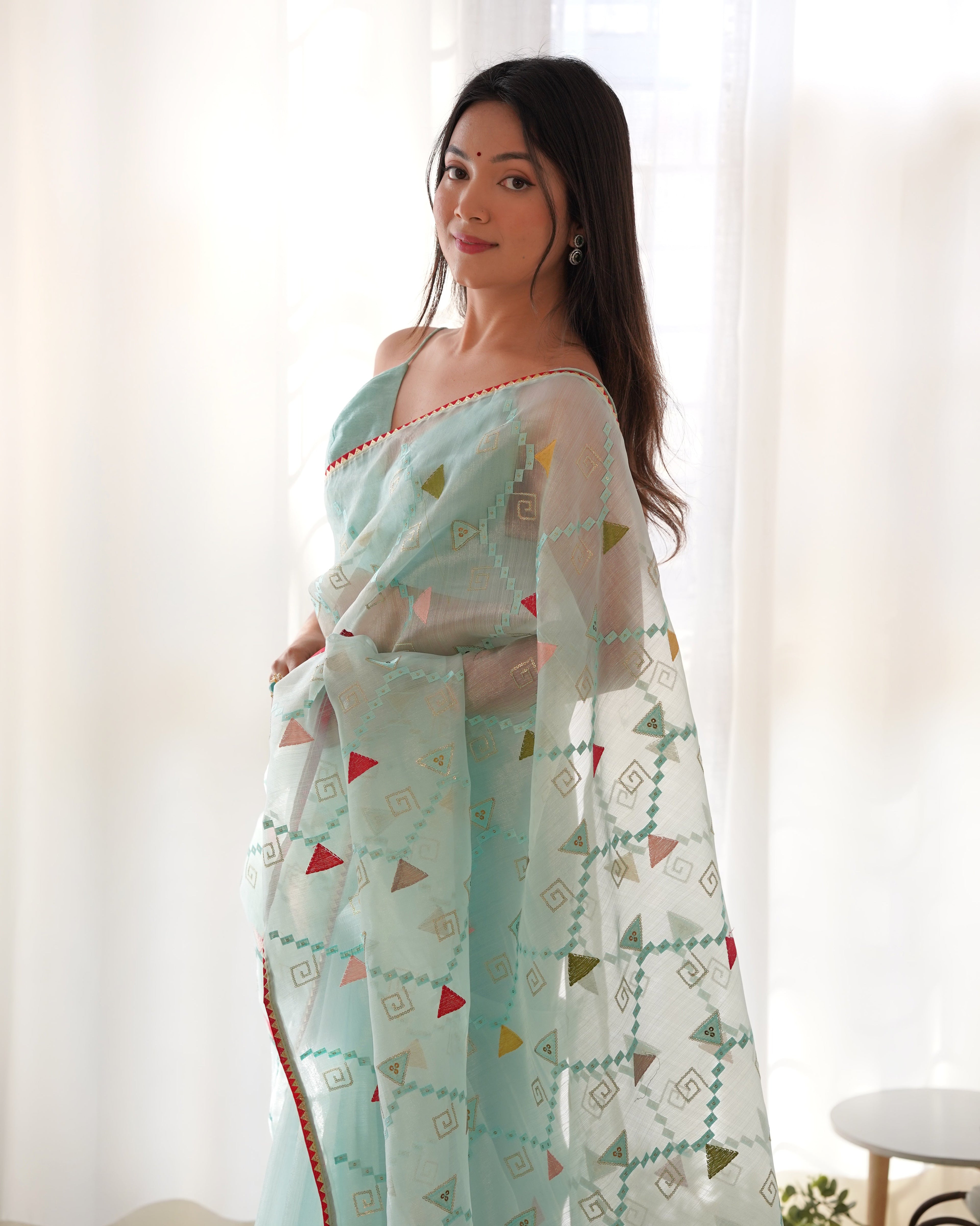 धागे और अनुक्रम कढ़ाई के काम के साथ डिजाइनर साड़ी