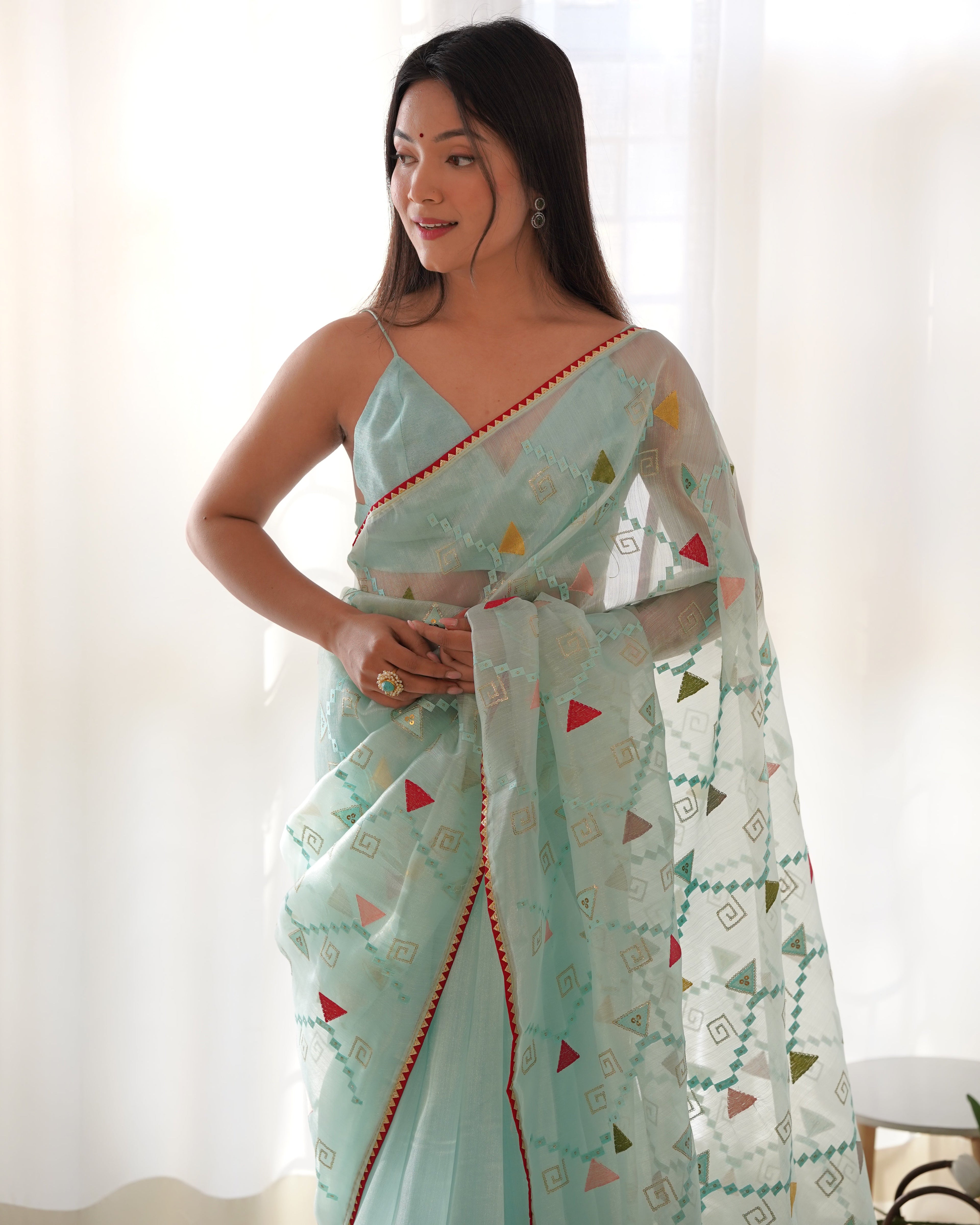 धागे और अनुक्रम कढ़ाई के काम के साथ डिजाइनर साड़ी