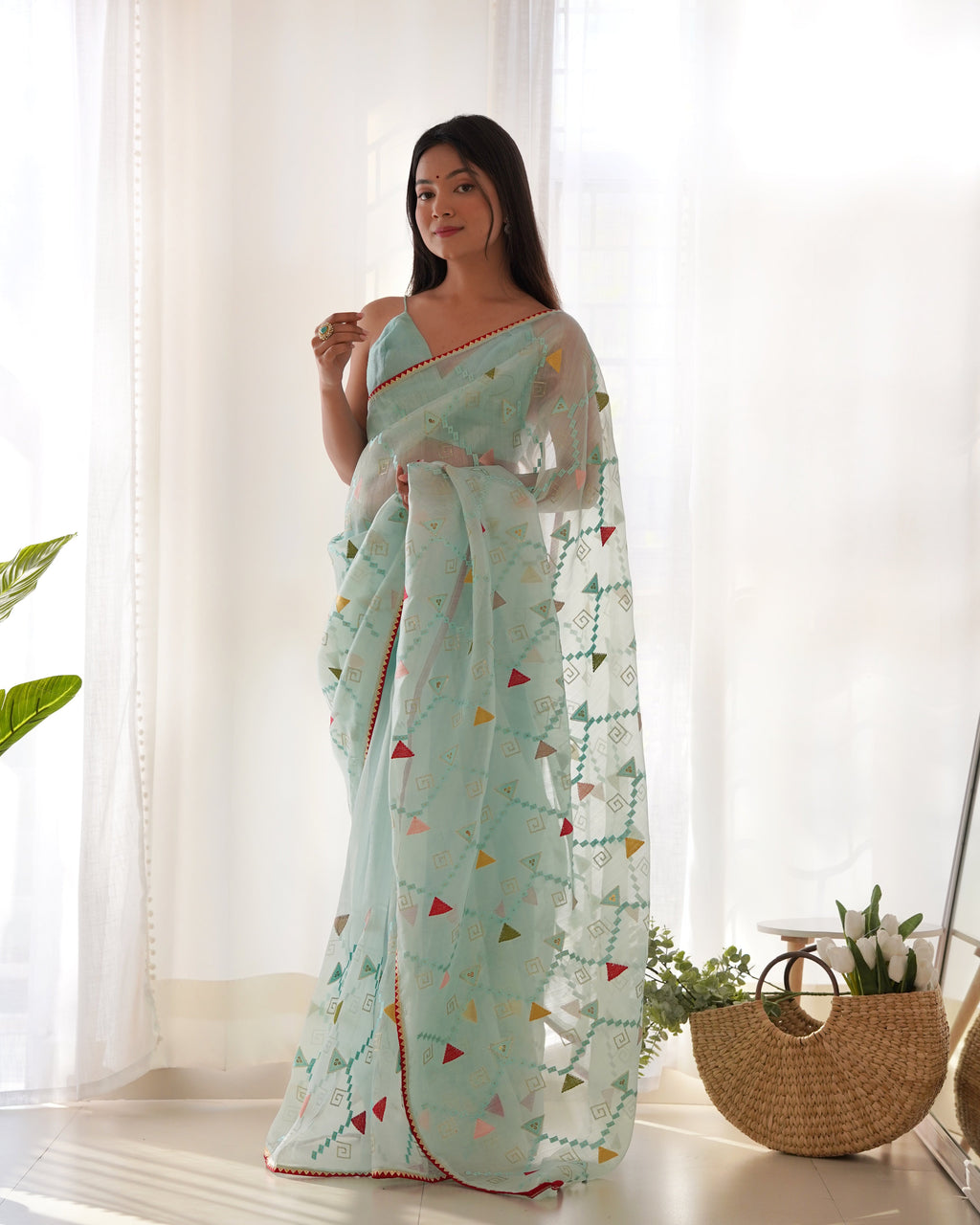 धागे और अनुक्रम कढ़ाई के काम के साथ डिजाइनर साड़ी