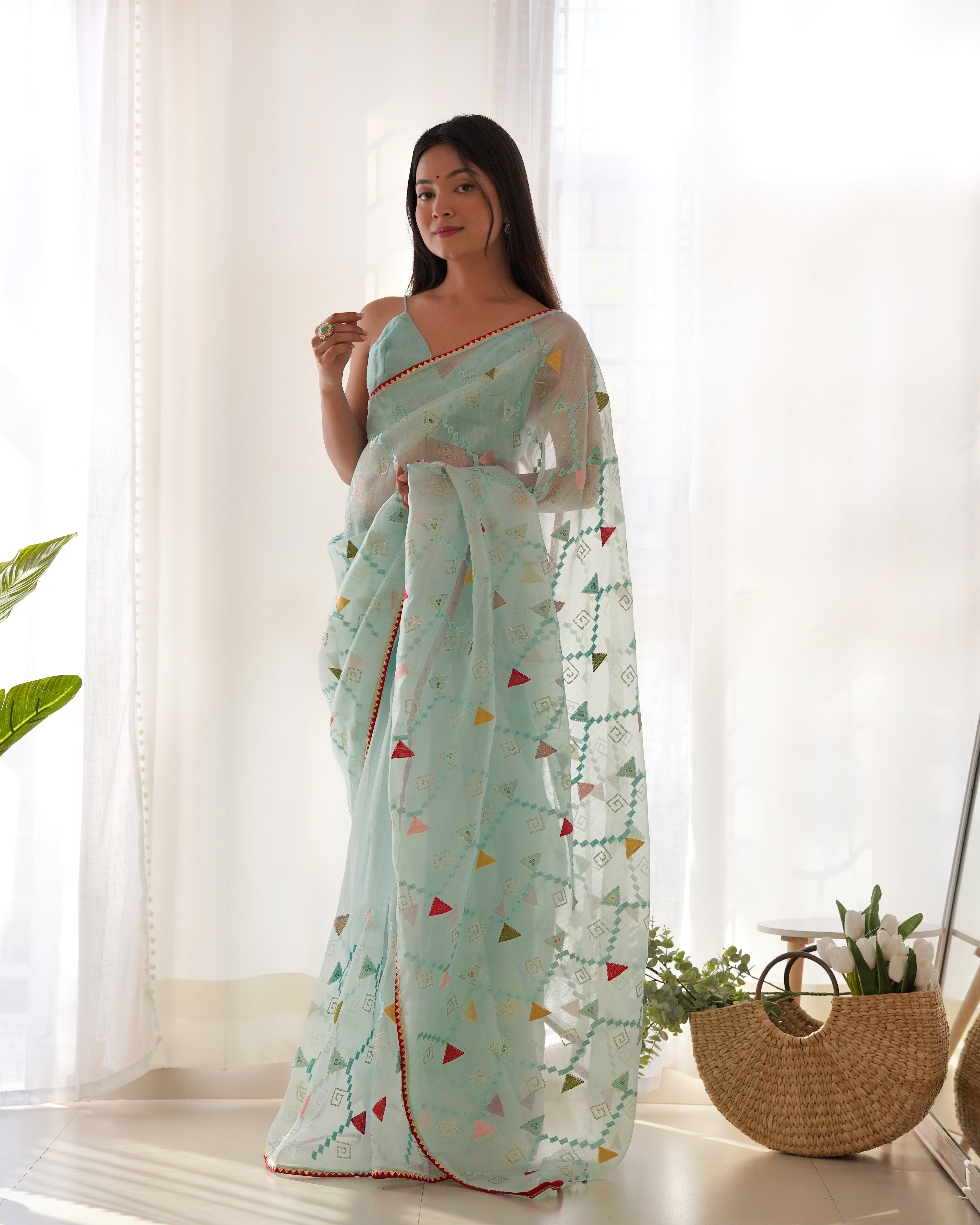 धागे और अनुक्रम कढ़ाई के काम के साथ डिजाइनर साड़ी