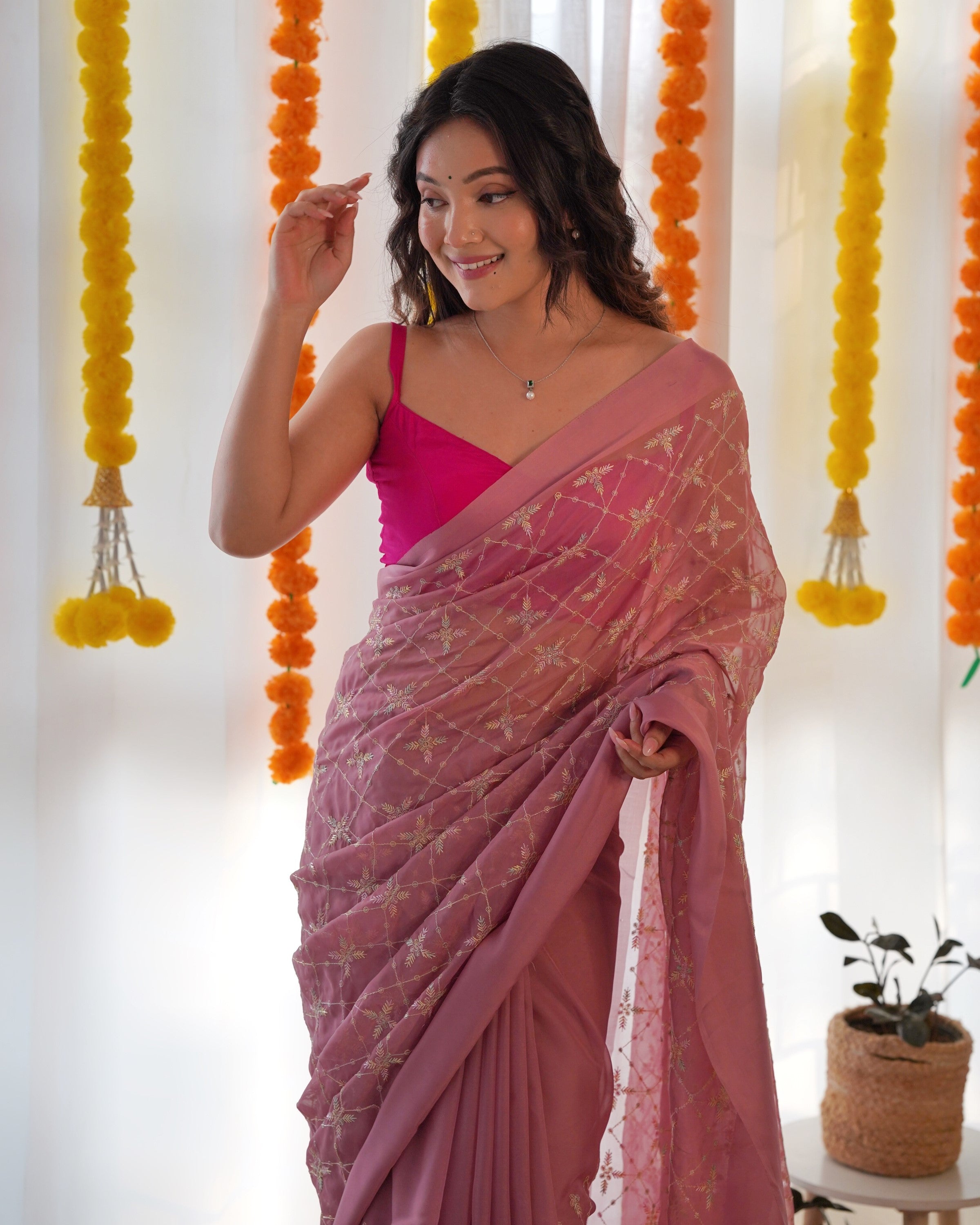 पार्टी वियर डिज़ाइनर साड़ी थ्रेड और सीक्वेंस वर्क के साथ