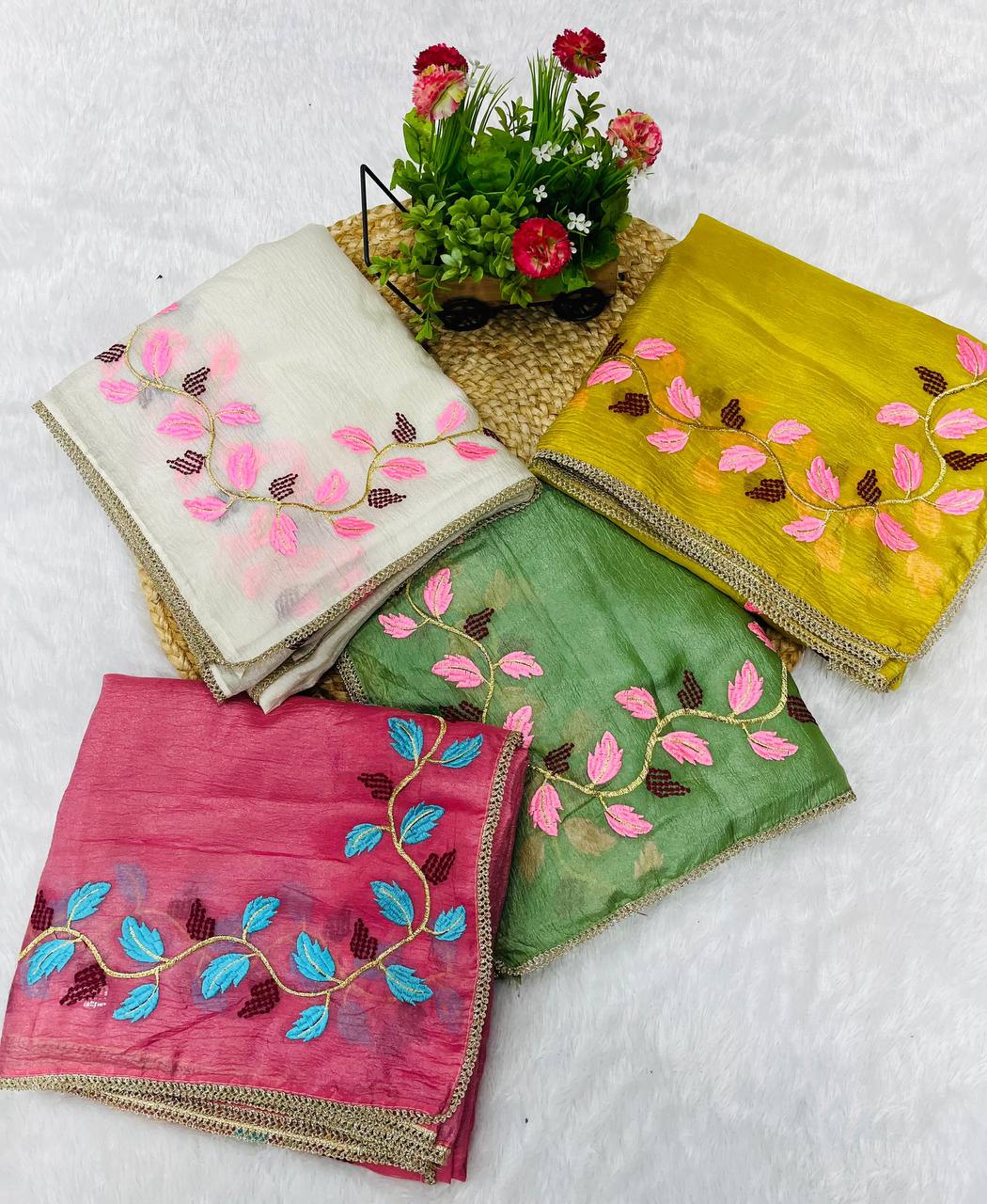 सुंदर धागे की कढ़ाई के साथ डिजाइनर साड़ी