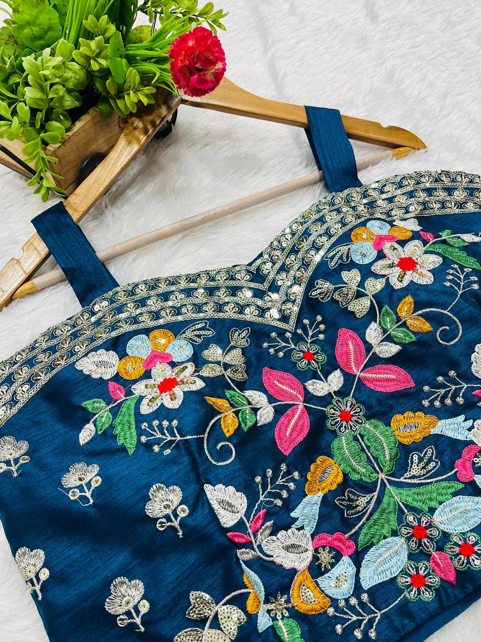 फैंसी 3 पीस रेडीमेड लहंगा ब्लाउज सेट श्रग के साथ