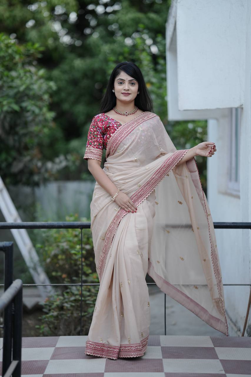 खूबसूरत ज़री धागे और सीक्वेंस वर्क वाली डिज़ाइनर साड़ी