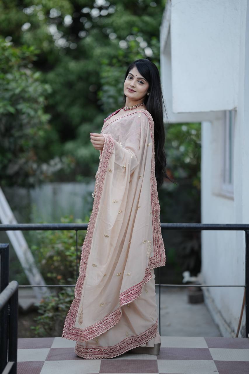 खूबसूरत ज़री धागे और सीक्वेंस वर्क वाली डिज़ाइनर साड़ी