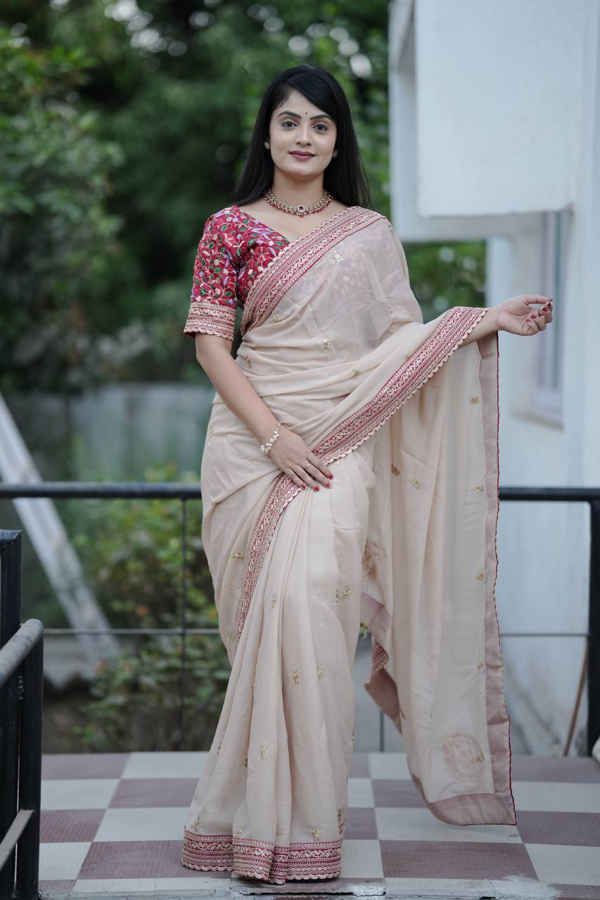 खूबसूरत ज़री धागे और सीक्वेंस वर्क वाली डिज़ाइनर साड़ी